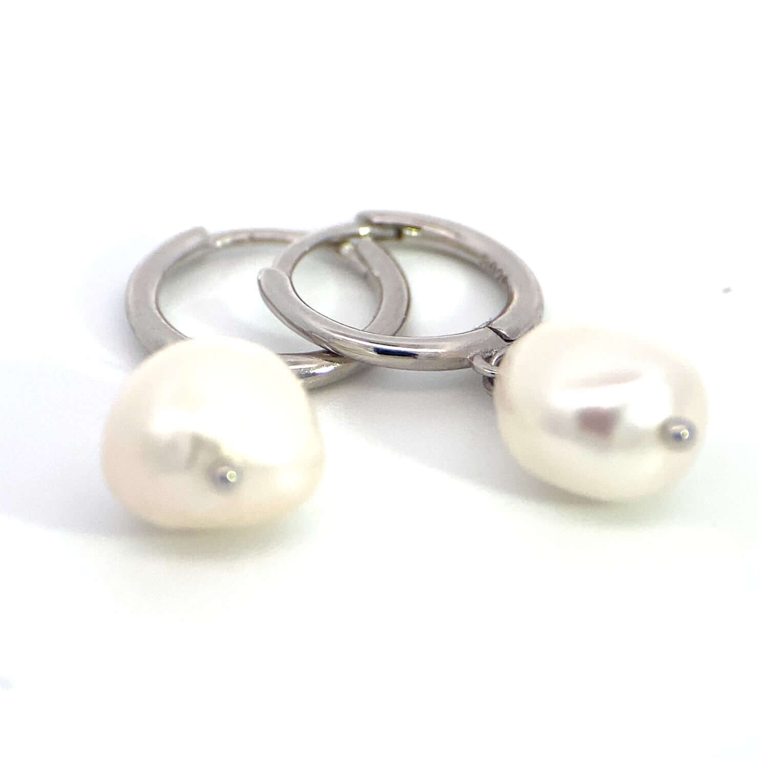 Melina - Silver Dangling Earrings with Pearl