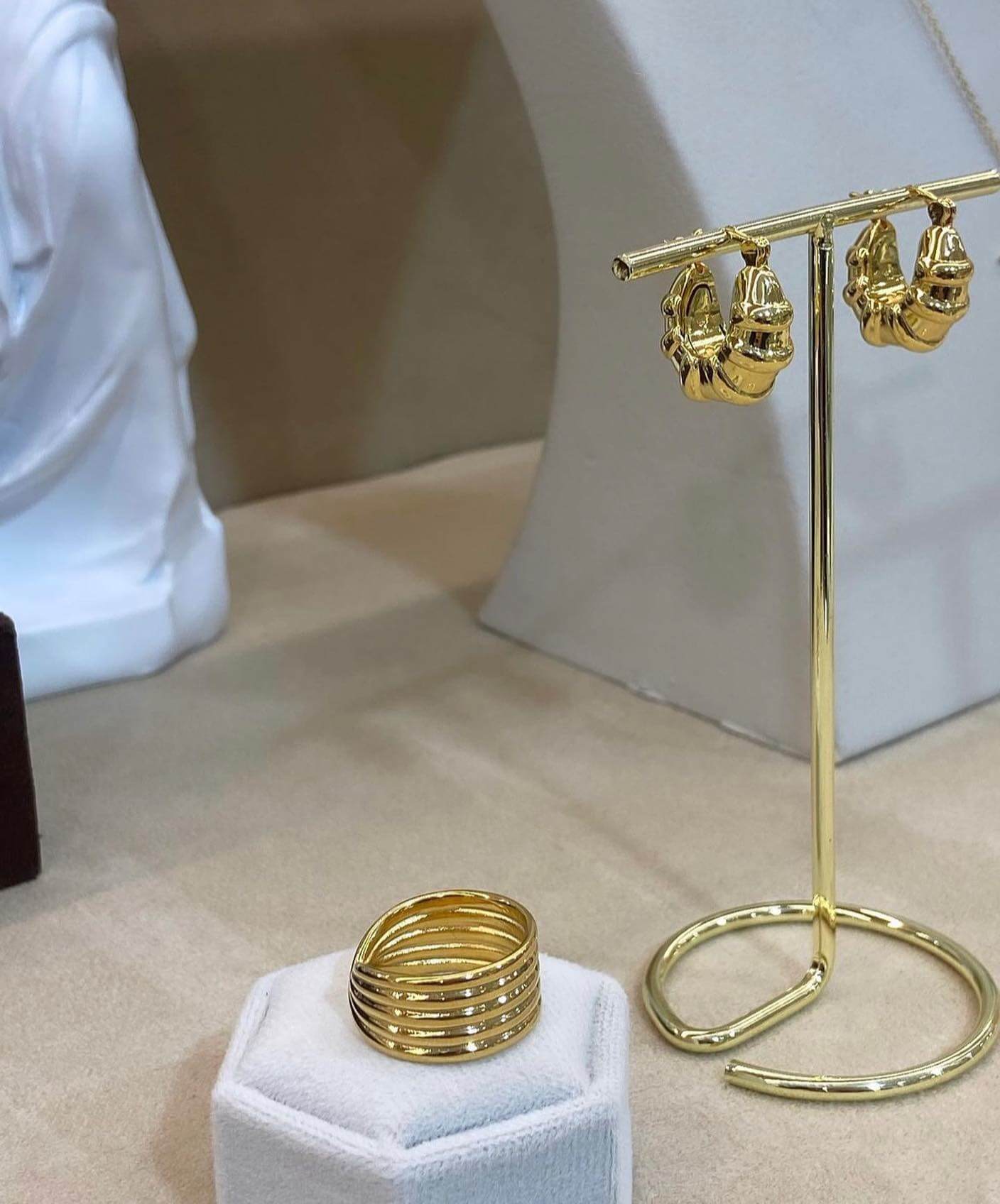 Janiyah - An elegant gold ring