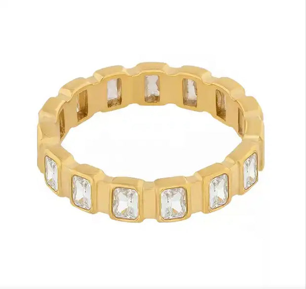 Della - Stylish Gold Ring